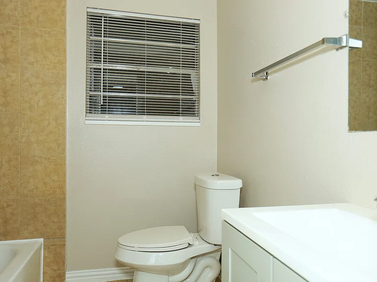 123 W 6th St #2 — Photo 9