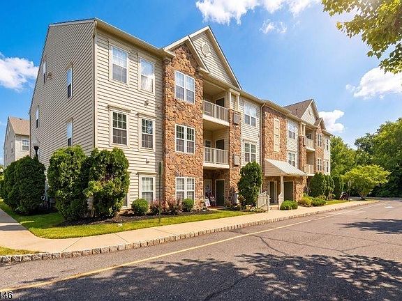 2nd image of 4 Steele Pl