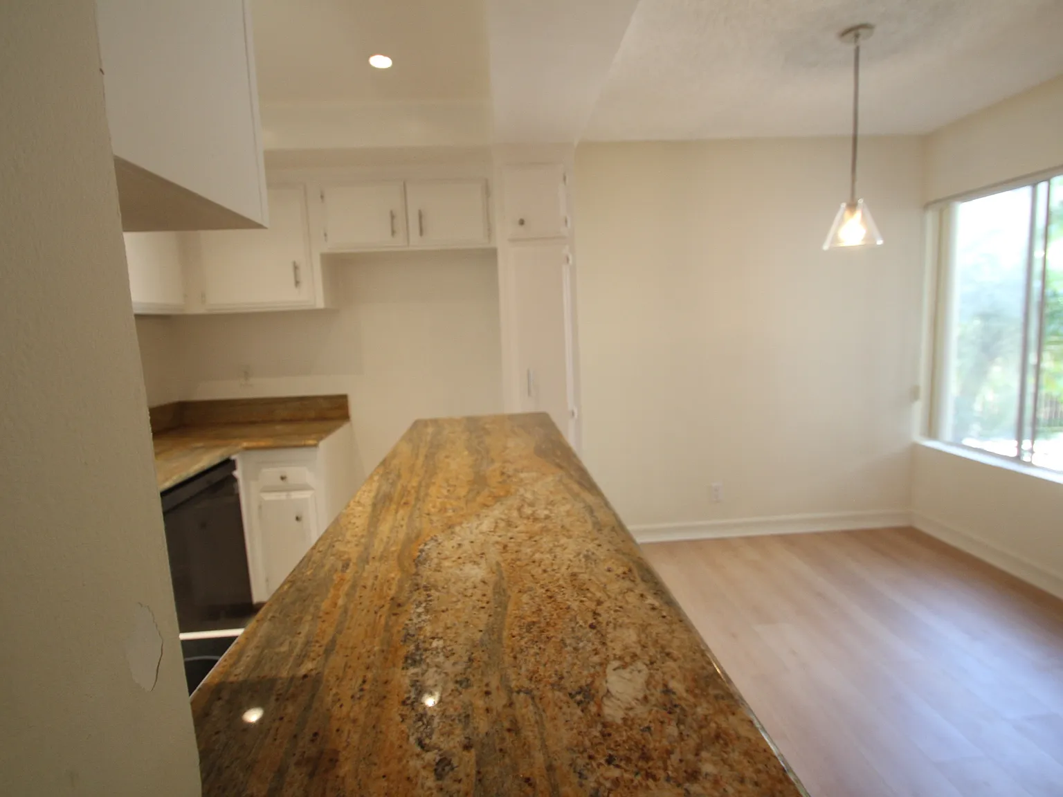 3 bed, 1400 sqft, $5,300 — Photo 4