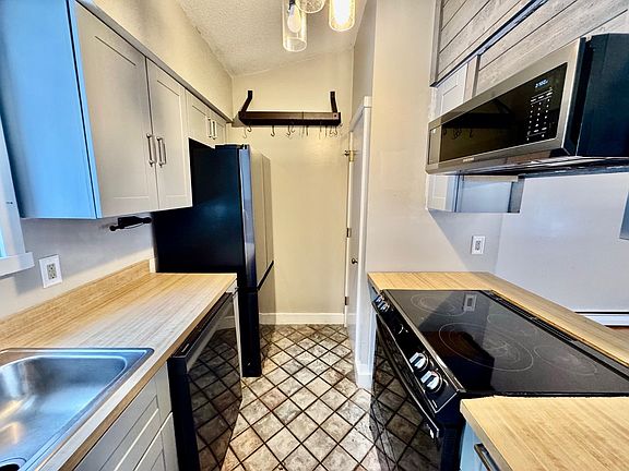 4th image of 445 Old Quechee Road #10C