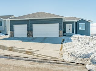 4513 Crown Point Rd NW, Mandan, ND 58554
