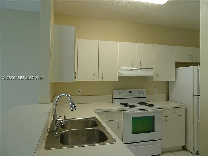 3 bed, 2.5 bath, 1600 sqft, $3,400 — Photo 4