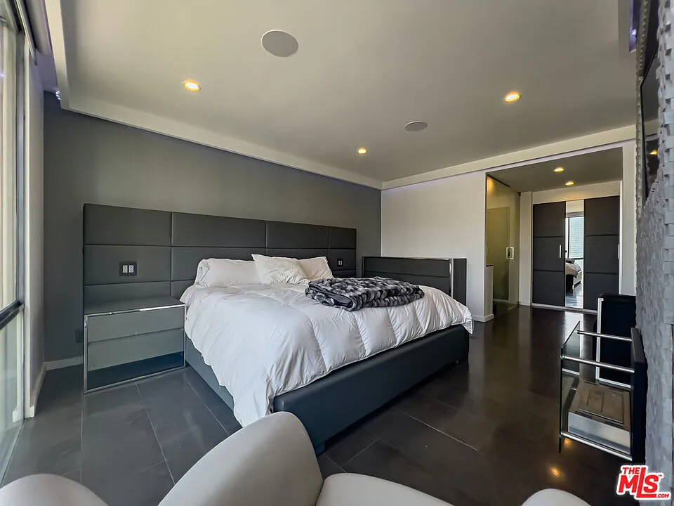 2 bed, 2.0 bath, 1372 sqft, $10,000 — Photo 2