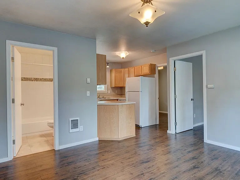 Recently Updated 2-bedroom Cottage — Photo 5