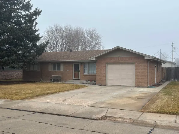 909 Cedarberry Rd, North Platte, NE 69101