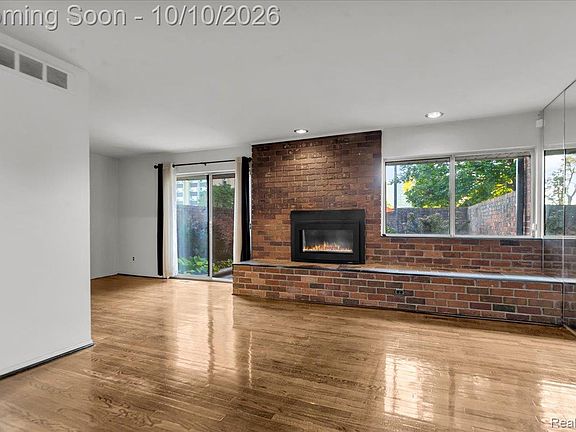 2nd image of 2126 Bryanston Crescent St