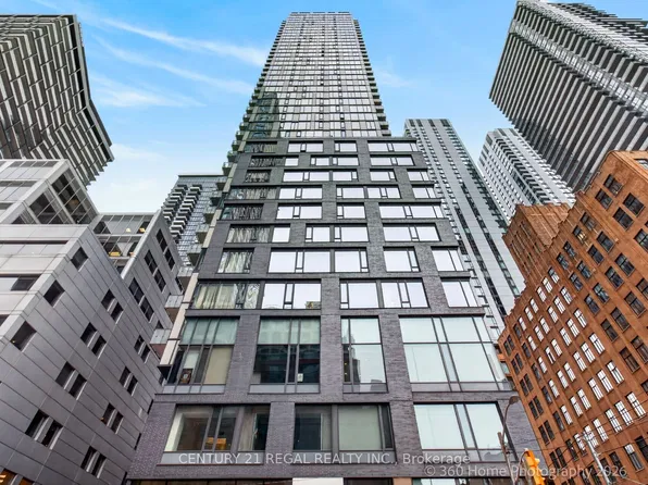 101 Peter St #2011, Toronto, ON M5V 0G6