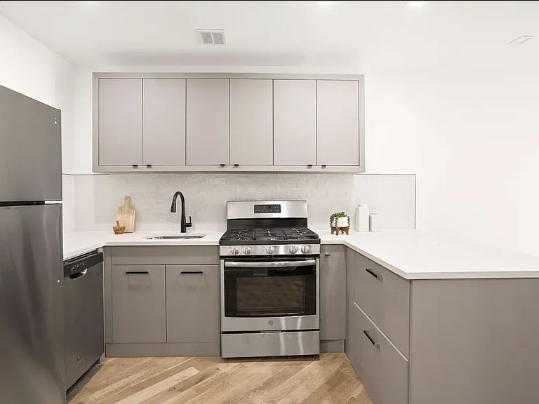 571 Lafayette Ave #4 — Photo 2