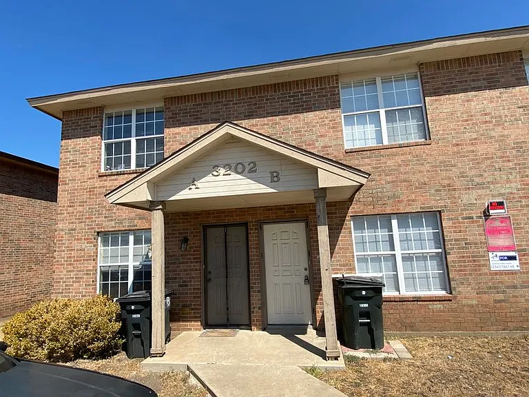 3202 Hereford Ln — Photo 1