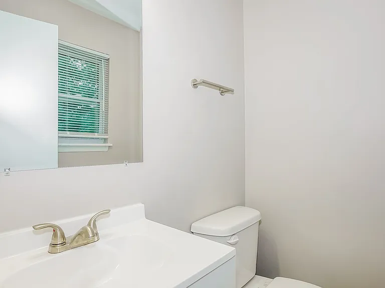 1494480_024_main_bathroom_13079895.jpg