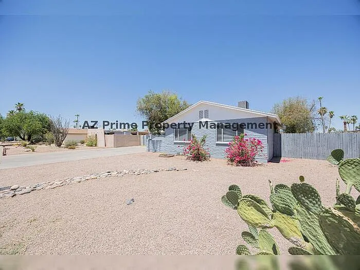 4704 S La Rosa Dr — Photo 3