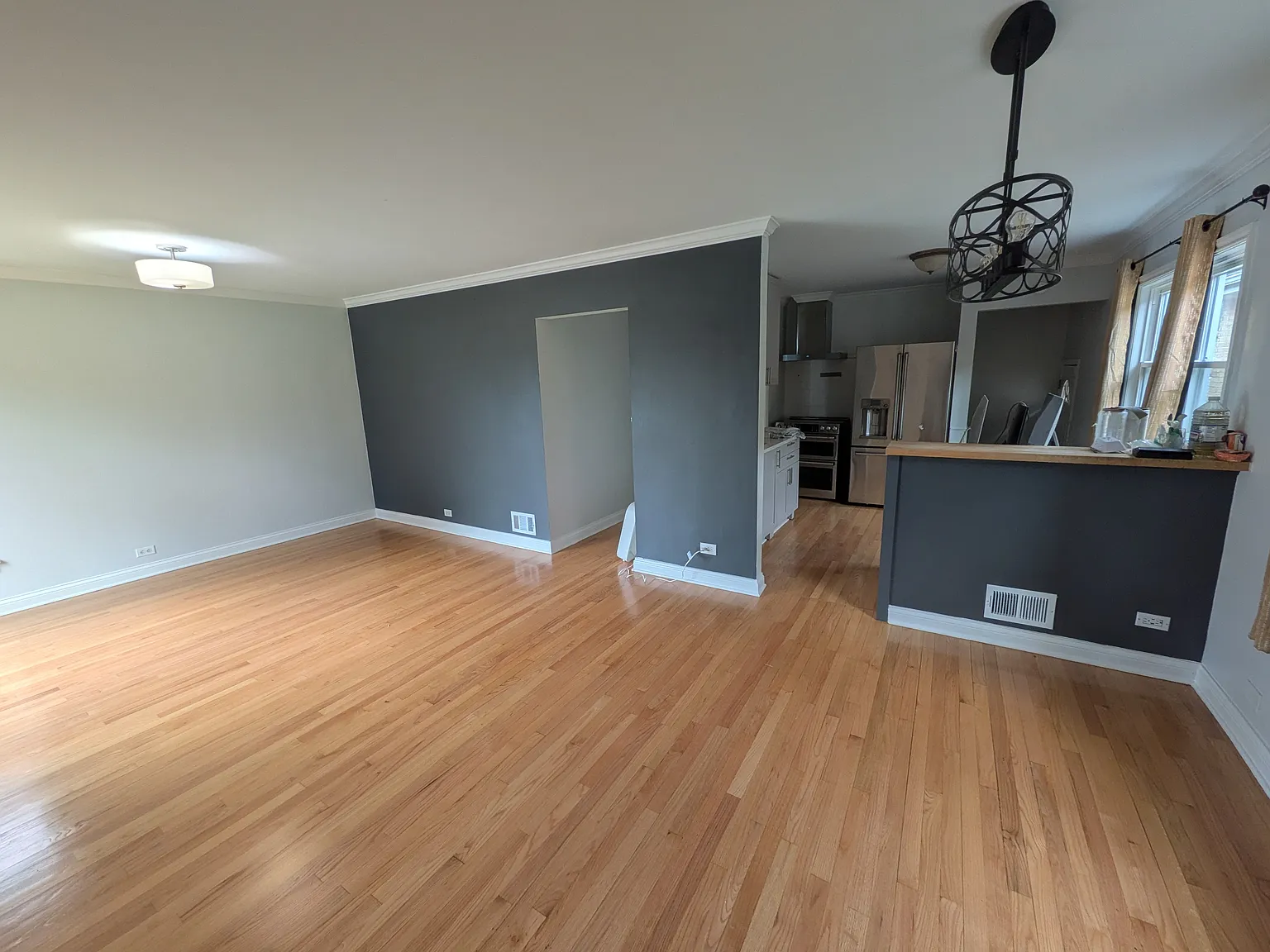 3 bed, 1070 sqft, $3,200 — Photo 2