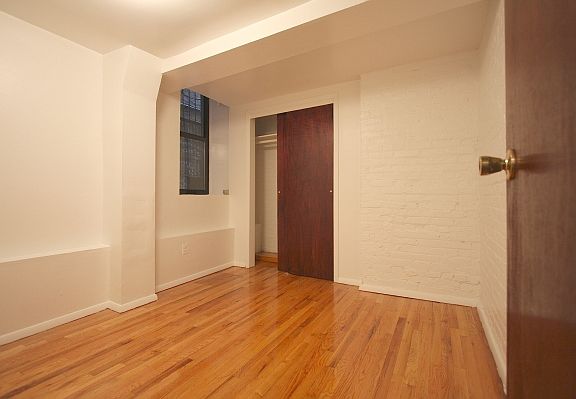4th image of 160 Waverly Pl APT B1