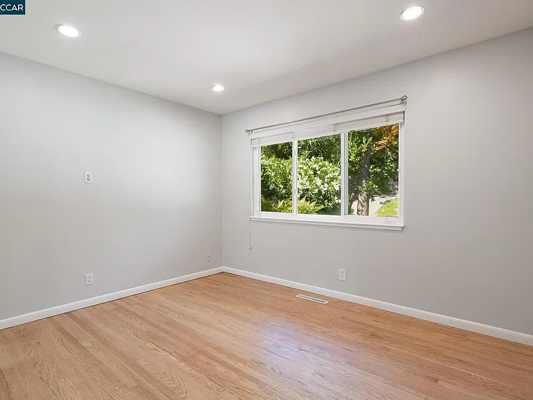 1021 Windsor Dr — Photo 18