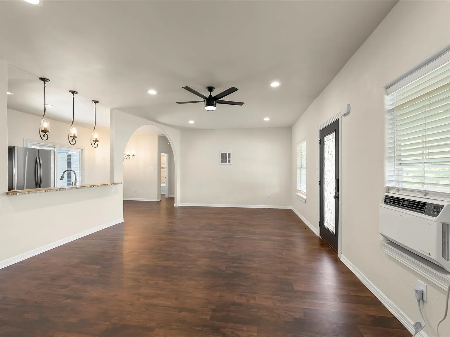 2 bed, 2.0 bath, 1328 sqft, $4,000 — Photo 3