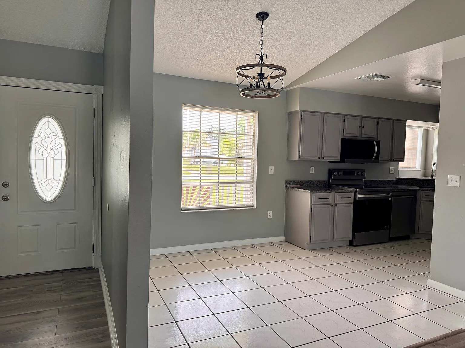 3 bed, 2480 sqft, $2,400 — Photo 2