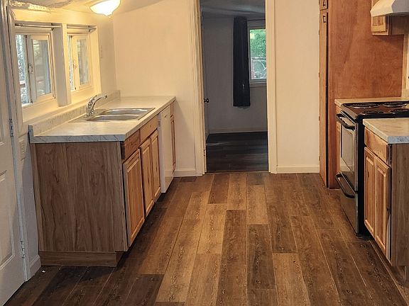 4th image of 19101 Griffith Ln