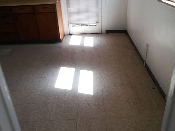 3rd image of 826 Prendergast Ave #2