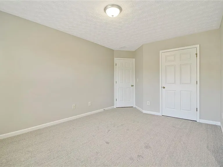 4001 Oak Crossing Dr — Photo 17