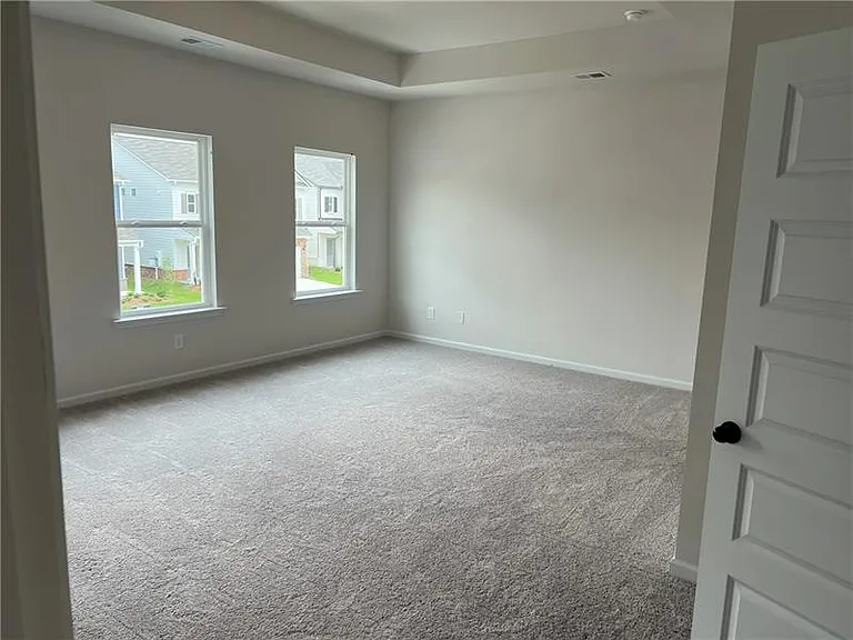 423 Perth Dr — Photo 2