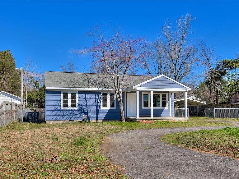 302 Burgess Dr — Photo 2