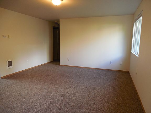 4th image of 1355 W Railroad Ave