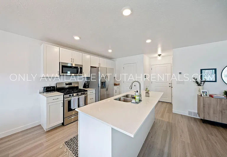 341 N Angus Dr — Photo 13