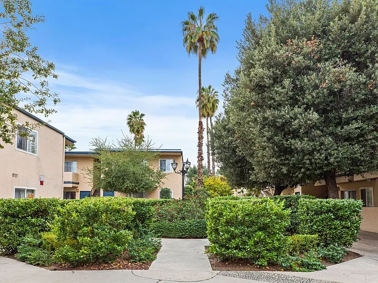 Tarzana Court Apartments — Photo 4