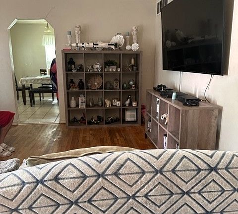 2nd image of 1841 Carol Ave
