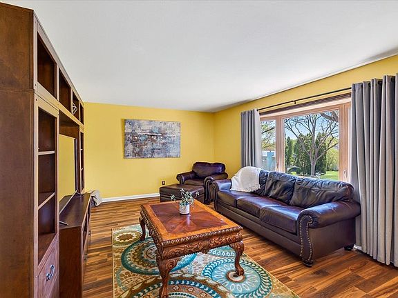 5th image of 10 Flagstaff Ct