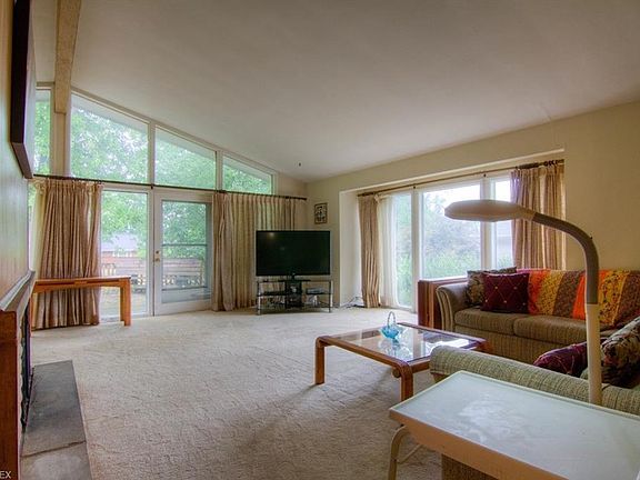 2nd image of 2204 Garden Dr