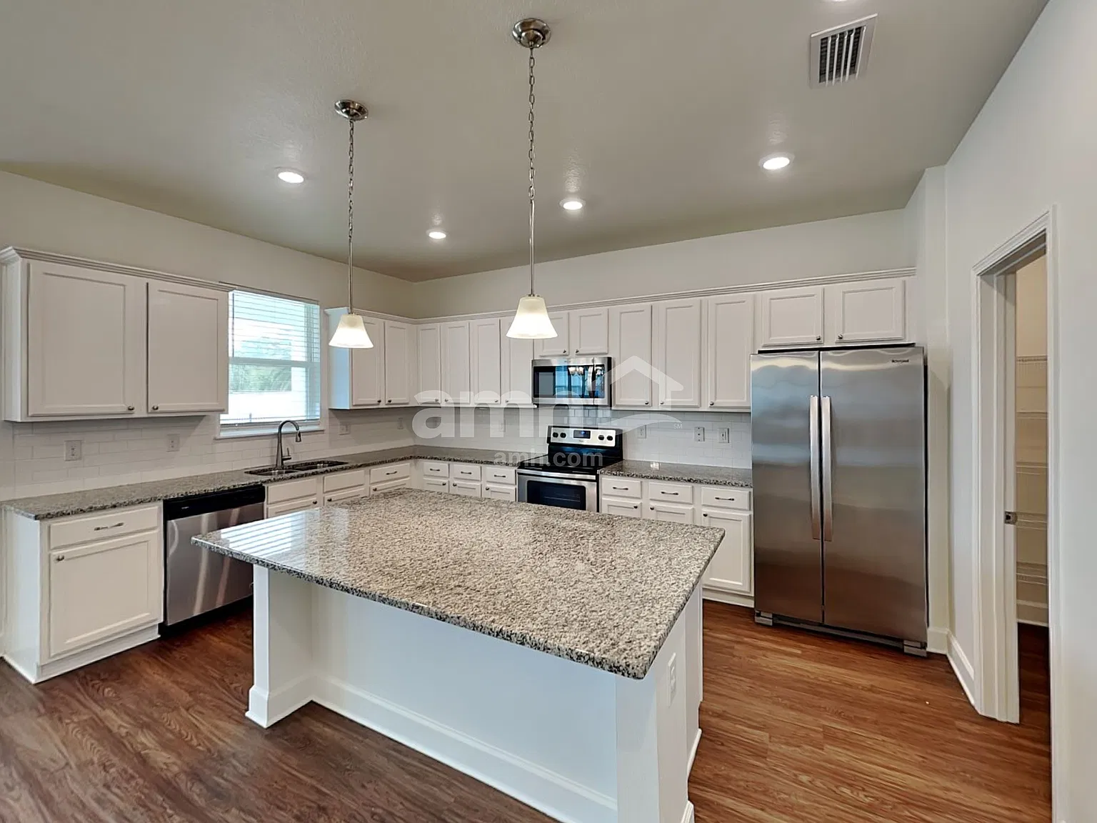 4 bed, 2.5 bath, 2324 sqft, $2,650 — Photo 4