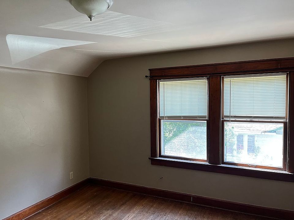 1st image of 400 E 1st St