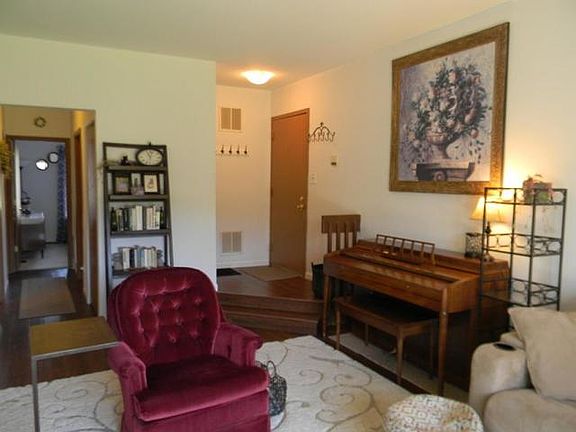 3rd image of 1731 Chesapeake Ln APT 3