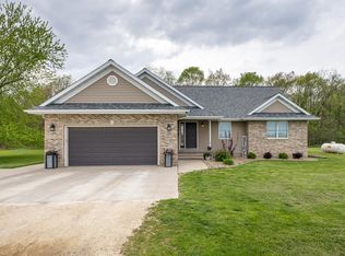 1803 Firefly Rd, Manchester, IA 52057