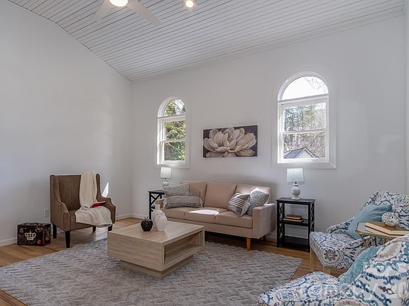 3rd image of 48 Elliott Rd