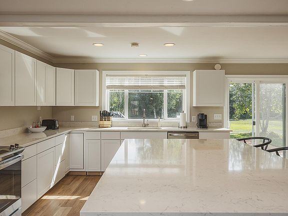 4th image of 2555 Twin Lakes Dr