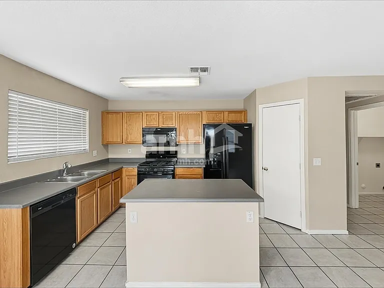 2256 E Hazeltine Way — Photo 3