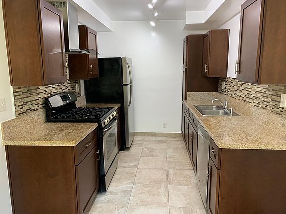 2nd image of 949 Euclid St APT 7