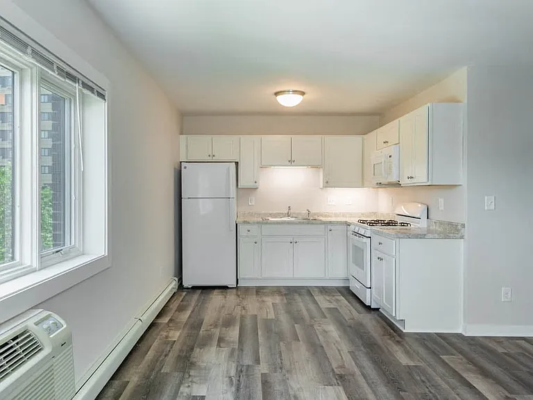 Dolphin Square Apartments — Photo 19
