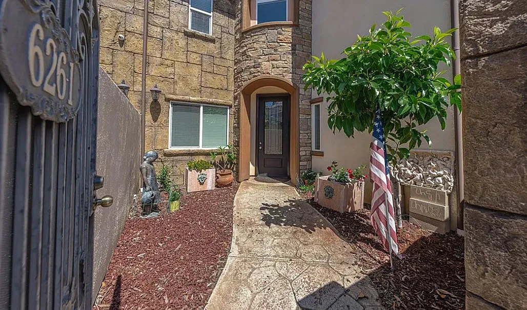 4 bed, 2.5 bath, 2384 sqft, $4,900 — Photo 3