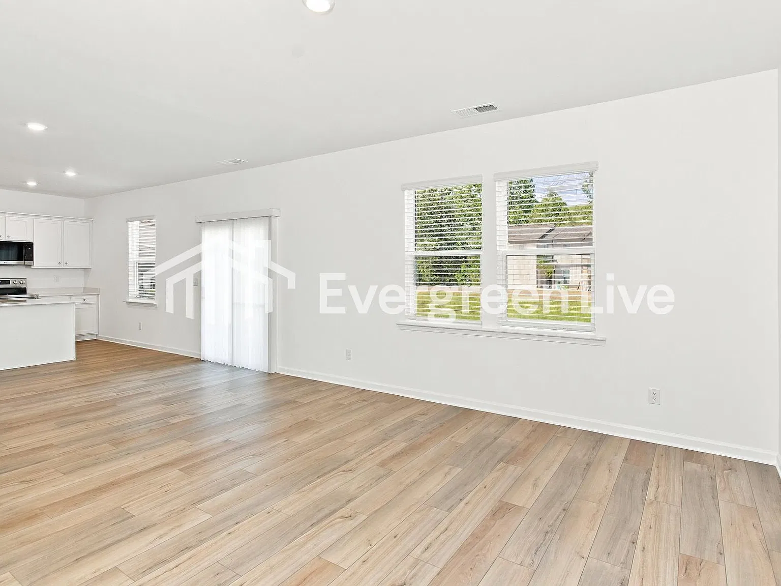 4 bed, 2.5 bath, 1995 sqft, $2,135 — Photo 4