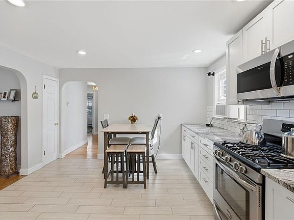 4th image of 200 Rowe Ave