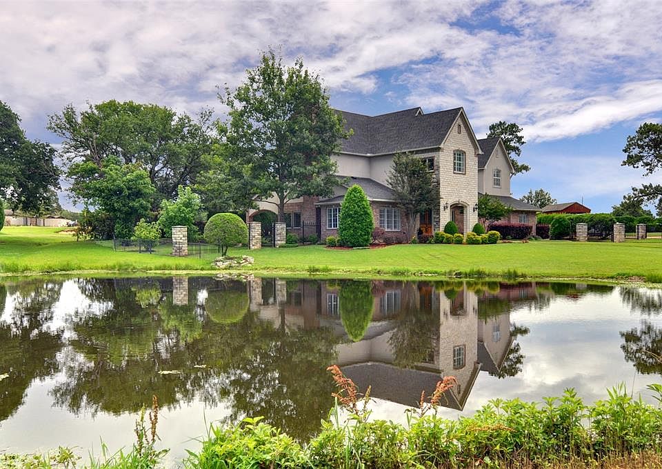 1st image of 1118 Country Club Ct