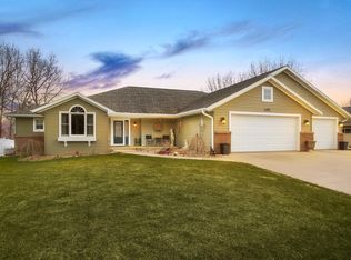 910 Oak Timber Dr, Onalaska, WI 54650