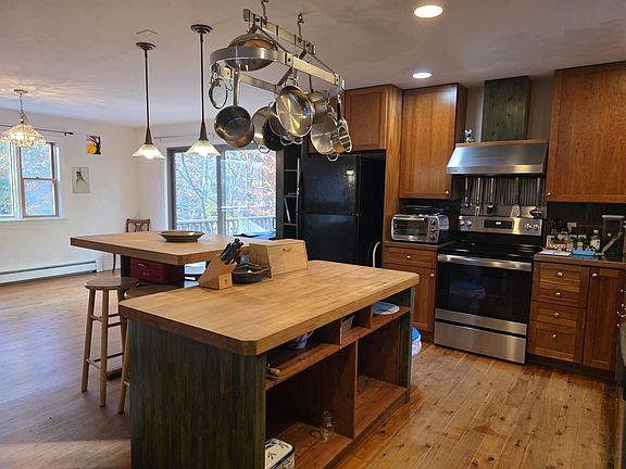 3rd image of 33 Alyssa Ln