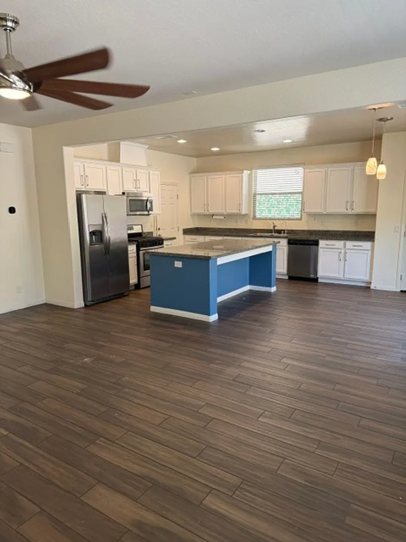 3 Bed Located in Gated Community — Photo 2