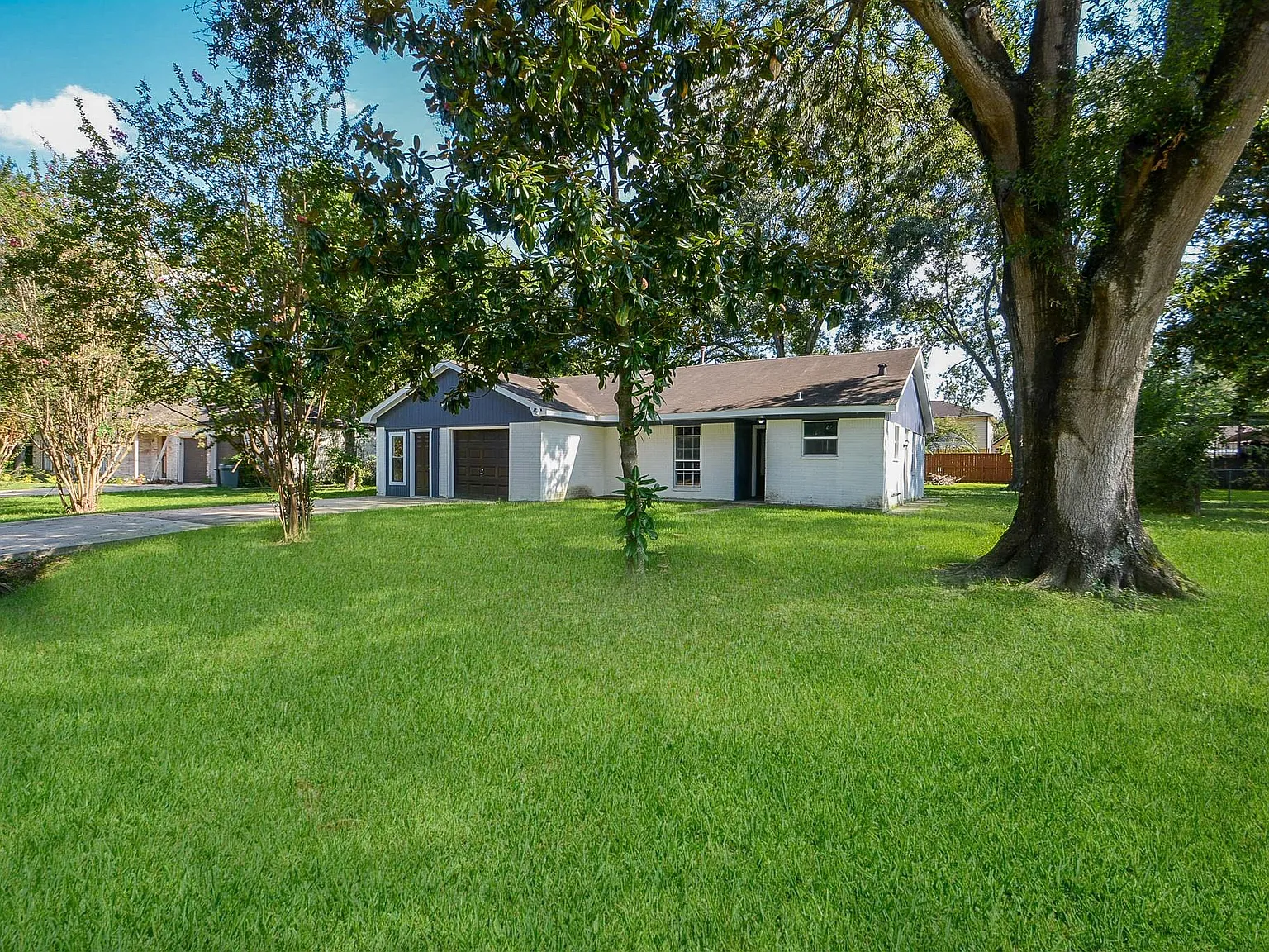 3 bed, 2.0 bath, 1300 sqft, $2,200 — Photo 2