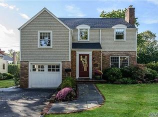 22 Normandy Ln, Manhasset, NY 11030