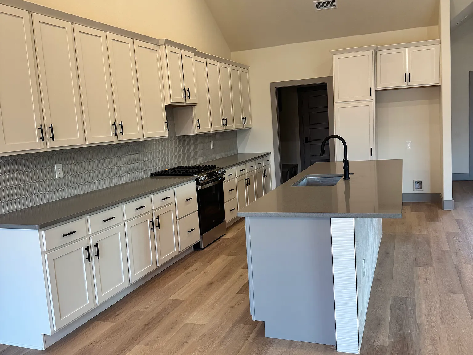3 bed, 2200 sqft, $2,700 — Photo 4